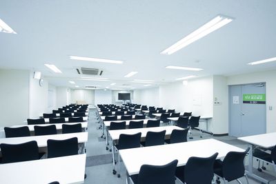 後方から★スクール型　87名（3人名がけ） - 銀座ユニーク貸会議室5丁目店 G301 大会議室の室内の写真