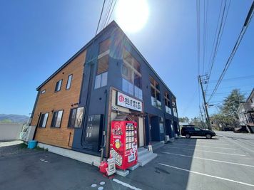 広い駐車スペースと冷凍販売機 - Hakuba MAHOROBA キッチン付きコンドミニアムレンタルスペースの設備の写真