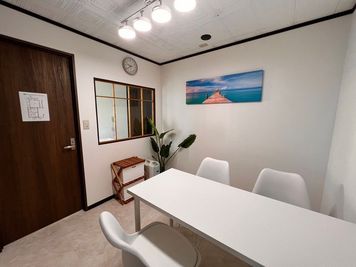 エーオフィス宮古島 エーオフィス宮古島個室ミーティングルームの室内の写真