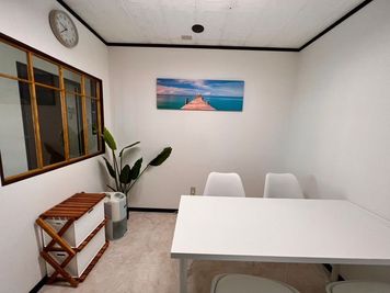 エーオフィス宮古島 エーオフィス宮古島個室ミーティングルームの室内の写真