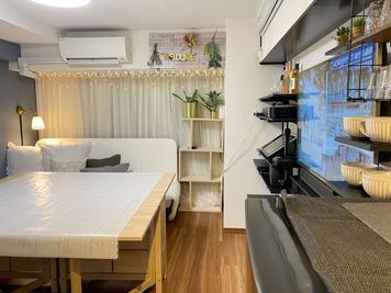 多目的に使用できる、移動できる家具を揃っております。 - ヴェラハイツ道玄坂　７０６号レンタルスペース 渋谷駅近　ミニバー付きレンタルスペース　の室内の写真