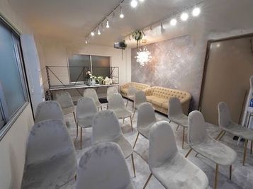 テーブルを寄せることも可能です。 - ホワイトガーデン心斎橋🌼駅30秒多目的スペース ≪ホワイトガーデン心斎橋≫33人/駅近30秒/パルコ前✨の室内の写真