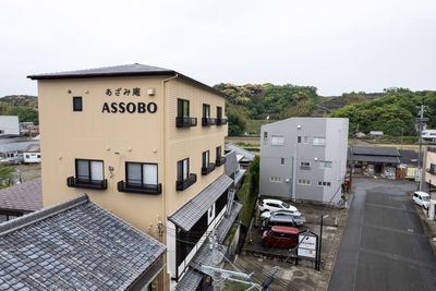 駅が目の前に見えます - ASSOBO（あざみ庵） ASSOBOリビング&キッズスペースの外観の写真