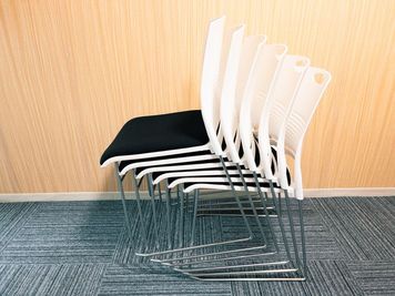 スタッキングチェア12脚 - 会議室オアシス新大阪 新大阪駅徒歩2分★全設備無料★ニューオープンの設備の写真