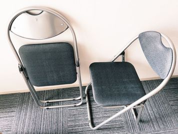 パイプ椅子2脚 - 会議室オアシス新大阪 新大阪駅徒歩2分★全設備無料★ニューオープンの設備の写真