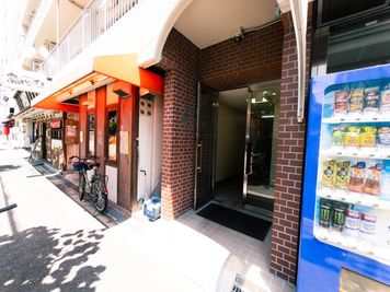 アパホテルの向かい側からもお入り頂けます。 - 会議室オアシス新大阪 新大阪駅徒歩2分★全設備無料★ニューオープンの外観の写真