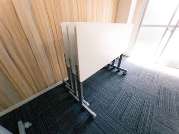 2名掛けキャスター付きテーブル6卓 - 会議室オアシス新大阪 新大阪駅徒歩2分★全設備無料★ニューオープンの設備の写真