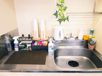 ドリンク豊富な広々キッチン - 会議室オアシス新大阪 新大阪駅徒歩2分★全設備無料★ニューオープンの設備の写真