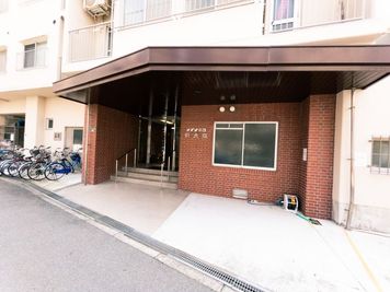 メゾン第三新大阪　正面入口 - 会議室オアシス新大阪 新大阪駅徒歩2分★全設備無料★ニューオープンの外観の写真