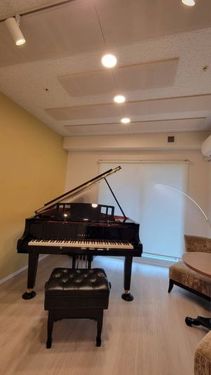 グランドピアノ 練習室 防音室 リハ等 【2名様までご入室可】 - ピアノスペースFUN