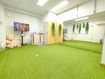 28㎡スペースに広々リアル人工芝！裸足でも気持ちよく利用できます。
高さ180cm×幅280cmの大型鏡でポージング確認も可能です。 - パーソナルレンタルスタジオ モエギ市ヶ谷/Moegi市ヶ谷 大学オフィス街近スタジオ♪ヨガピラティスダンス練習レッスンに最適の室内の写真