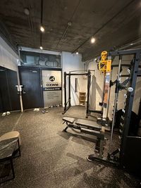 手前の部屋にオールインパワーラック、フリーウェイトラックがあります。 - A9 GYM東日本橋 A9 GYM東日本橋（BASE-9）の室内の写真