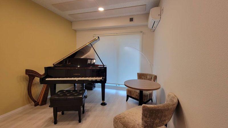 グランドピアノ 練習室 防音室 リハ等 【2名様までご入室可】 - ピアノスペースFUN