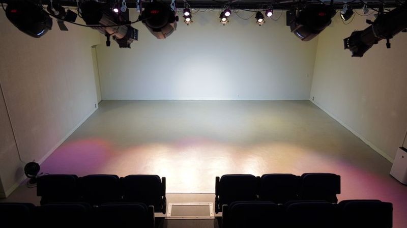 照明・音響を使って、本格的なステージ - スタジオ・小劇場「シアターウィング」 四ッ谷のホール型イベントスペース・小劇場の室内の写真