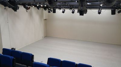 蛍光灯の明かり　広々です - スタジオ・小劇場「シアターウィング」 四ッ谷のホール型イベントスペース・小劇場の室内の写真