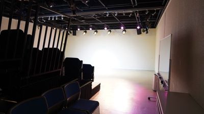 入り口から見た様子 - スタジオ・小劇場「シアターウィング」 四ッ谷のホール型イベントスペース・小劇場の室内の写真