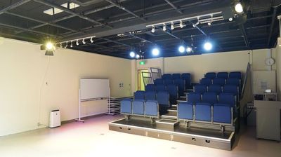 可動式の客席は30席 - スタジオ・小劇場「シアターウィング」 四ッ谷のホール型イベントスペース・小劇場の室内の写真
