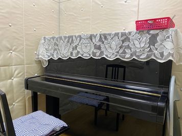 アップライトピアノ2(施設内の個室) - Mミュージック ピアノ、鏡付きレンタルスタジオの室内の写真