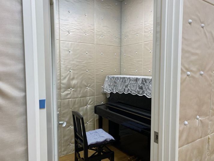 ピアノ、鏡付きレンタルスタジオ - Mミュージック