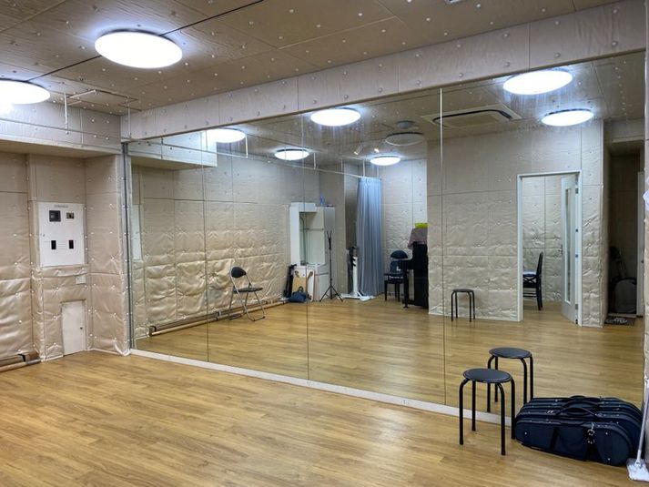 ピアノ、鏡付きレンタルスタジオ - Mミュージック