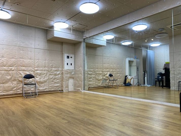 ピアノ、鏡付きレンタルスタジオ - Mミュージック