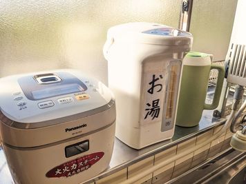 無料備品／電気ポット・炊飯器 - 【屋外炭火BBQスペース】農家のお宿三左衛門邸 貸切BBQ/滋賀高島琵琶湖メタセコイア並木/無料駐車場の設備の写真