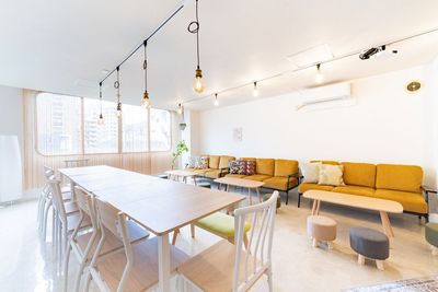 ぜひ大勢でどうぞ🧑‍🤝‍🧑
24時間オープン！長くおトクにご利用下さい🌃 - ハイスペ 三宮イクシー 〈ハイスペ三宮イクシー〉【定員タイプC】の室内の写真