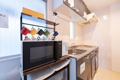 電子レンジ、ポットもご自由に✨
キッチンに食器洗剤やダスター等があります🚰
＊調理器具はありません。 - ハイスペ 三宮イクシー 〈ハイスペ三宮イクシー〉【定員タイプC】の設備の写真