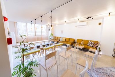 会議室とは違い、柔らかな雰囲気でセミナーや懇親会ができます。
 - ハイスペ 三宮イクシー 〈ハイスペ三宮イクシー〉【定員タイプB】の室内の写真