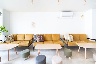 カフェのようにくつろげるスペースです☕️
 - ハイスペ 三宮イクシー 〈ハイスペ三宮イクシー〉【定員タイプB】の室内の写真