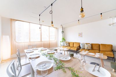 丸みを帯びたかわいい大きな窓からたっぷり自然光🌞 - ハイスペ 三宮イクシー 〈ハイスペ三宮イクシー〉【定員タイプB】の室内の写真