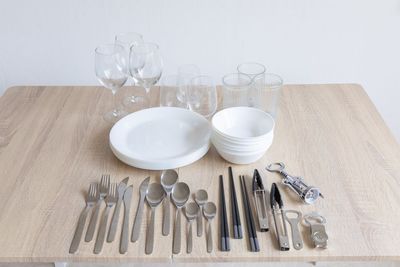 ＊有料オプション
・大皿２０枚・小皿２０枚
・ワイングラス６個・グラス２４個
・マグカップ１２個
・スプーン（大・小）、フォーク、ナイフ 各２０式
・お箸２０膳 - ハイスペ 三宮イクシー 〈ハイスペ三宮イクシー〉【定員タイプB】の設備の写真