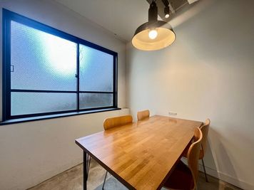 【渋谷】4名様までのミーティングにご利用可能。静かな環境での打ち合わせに適したデザイナーズ会議室。 - 3F貸し会議室