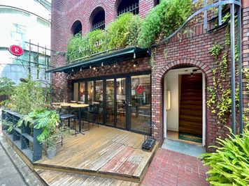 当会議室は、1階に【カフェルビーオン青山】というカフェスタジオがある建物の3階にございます。
建物正面右手の階段から上がってください。 - 3F貸し会議室 大会議室の外観の写真