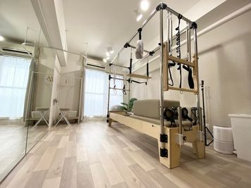 「キャフォーマー」motion care pilates製「リフォーマー」「キャデラック」どちらの動きも可能です。
 - SHIBUYA Pilates studio１ 渋谷で一番駅チカ　最安最高品質な”マシン”ピラティスのスタジオの設備の写真