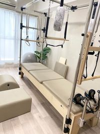 「キャデラック」プレートを合わせるだけで簡単に変えれます。 - SHIBUYA Pilates studio１ 渋谷で最安最高品質な”マシン”ピラティスのスタジオの設備の写真