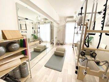 当スタジオ全体。マシンから備品まで充実した環境。 - SHIBUYA Pilates studio１ 渋谷で一番駅チカ　最安最高品質な”マシン”ピラティスのスタジオの室内の写真