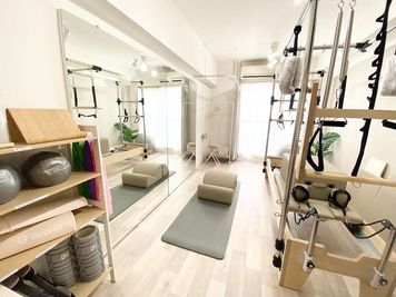 当スタジオ全体。マシンから備品まで充実した環境。 - SHIBUYA Pilates studio１ 渋谷で最安最高品質な”マシン”ピラティスのスタジオの室内の写真