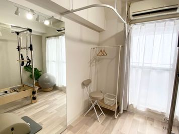 着替えルーム完備。お仕事やお買い物帰りでも立ち寄れます。
 - SHIBUYA Pilates studio１ 渋谷で一番駅チカ　最安最高品質な”マシン”ピラティスのスタジオの設備の写真