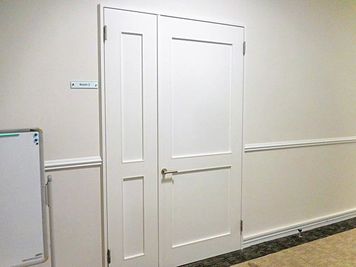 新横浜3丁目大ホール【加瀬会議室】 Room1+Room2の入口の写真