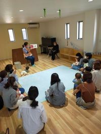 きらっと様☆無料の絵本読み聞かせ会は、毎回大好評♪たくさんのお子さんたちが楽しんでくれています - レンタルスペース『コロポックル』 【定期利用限定】レンタルスペースの室内の写真