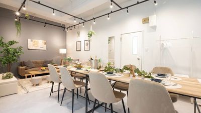 会議やパーティー、セミナー、懇親会など気軽にお楽しみ頂けます🎈
※画像右側３人掛けソファ（グレー）：１台はリニューアルのため
ありませんのでご注意ください。 - 【受付停止中】SPICA天満 【受付停止中】SPICA天満/1〜8名様専用　の室内の写真