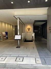 インターフォンがあるエントランスは正面右側です。 - レンタルスペース　デラッセ レンタルサロンの外観の写真