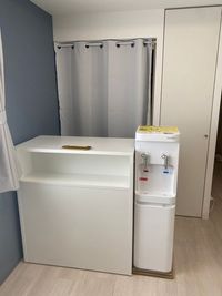 レセプションカウンター、ウォーターサーバー無料 - レンタルスペース　デラッセ レンタルサロンの設備の写真