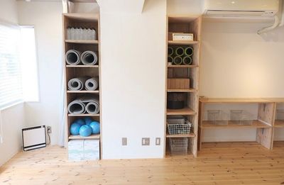 主にヨガに必要な備品を取り揃えています♪ ※ご利用金額はオプション料金をご確認ください。 - シェアスペース　THE BASE Fの設備の写真