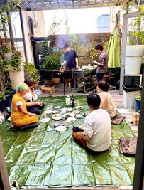 中庭にグリーンシートを敷いて
お花見スタイル - イルコルティーレ バンケットルームの室内の写真