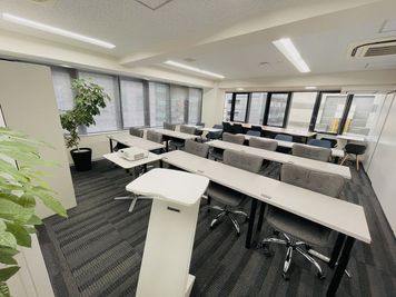 15名まで着席可能。演台も無料貸し出しいたします。 - ウィズスクエア・GLOXIA銀座店 スペース Aの室内の写真