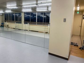 大森ララ ピアノ/鏡つきレンタルスタジオの室内の写真