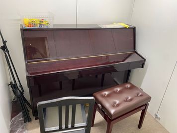 スタジオ内に完全防音の個室がございます。ご要望があれば、ピアノもレンタルいたします。スタジオ代金と別途での料金は派生いたしません。 - 大森ララ ピアノ/鏡つきレンタルスタジオの設備の写真