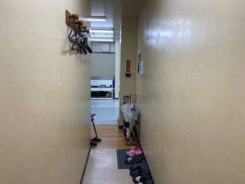 大森ララ ピアノ/鏡つきレンタルスタジオの室内の写真